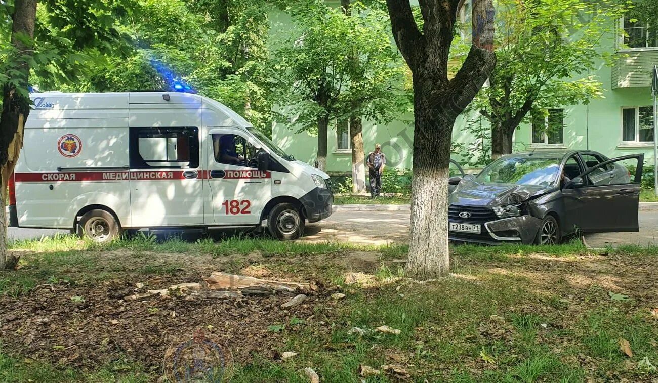 ДТП В Советске Тульской области. Машина на улице. Происшествия в Советске Тульской области.