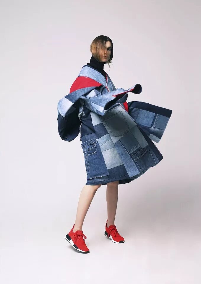 Коллекция одежды. Одежда из перерабатывающих материалов. Одежда из переработанного мусора. Коллекция одежды из вторсырья. Одежда из переработанных материалов.