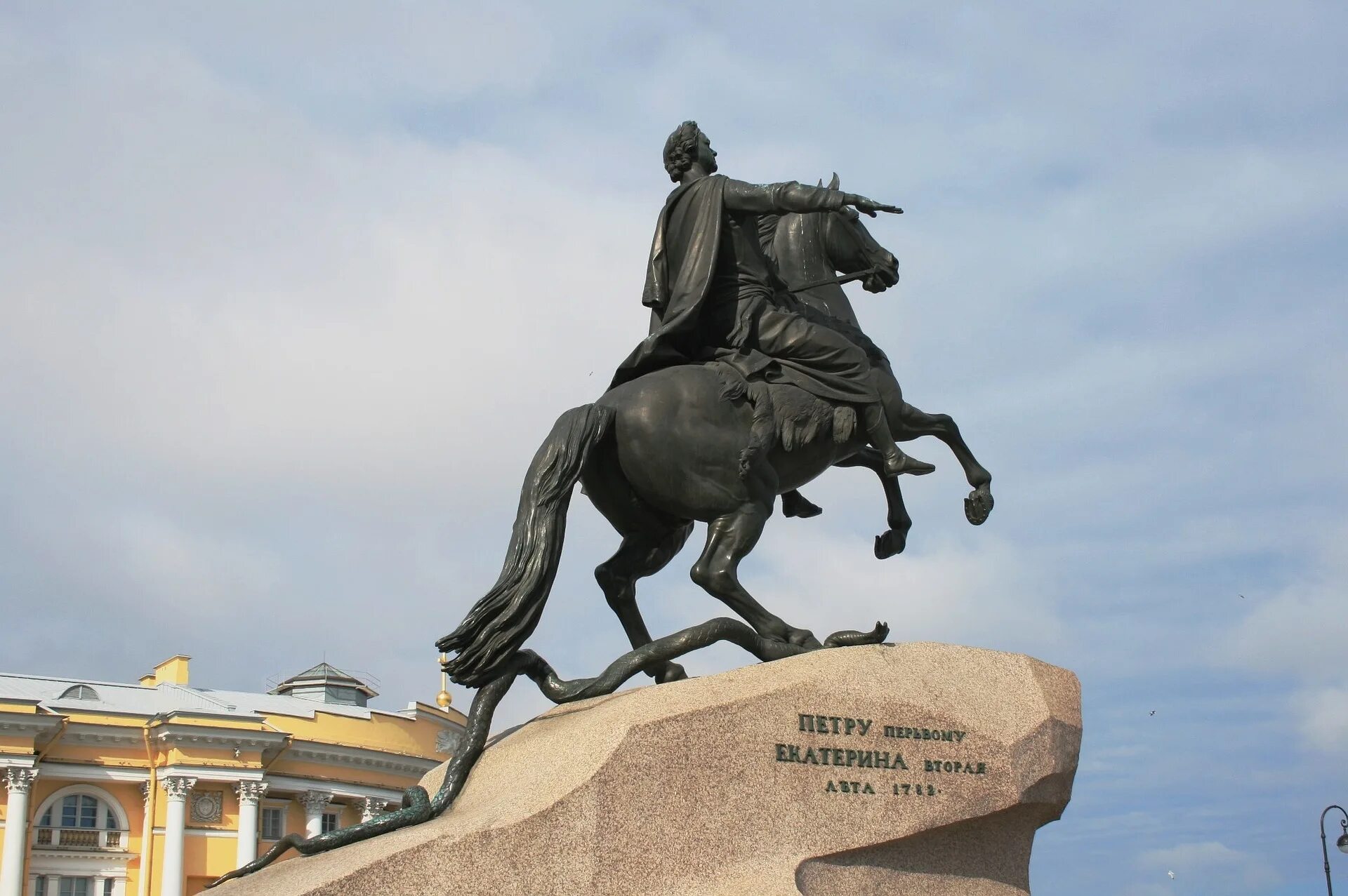 Керчь конь героический башкирский. Мемориал славы русской кавалерии. Боевая лошадь. Памятник коню керчь. Поклонная гора памятник лошадям.