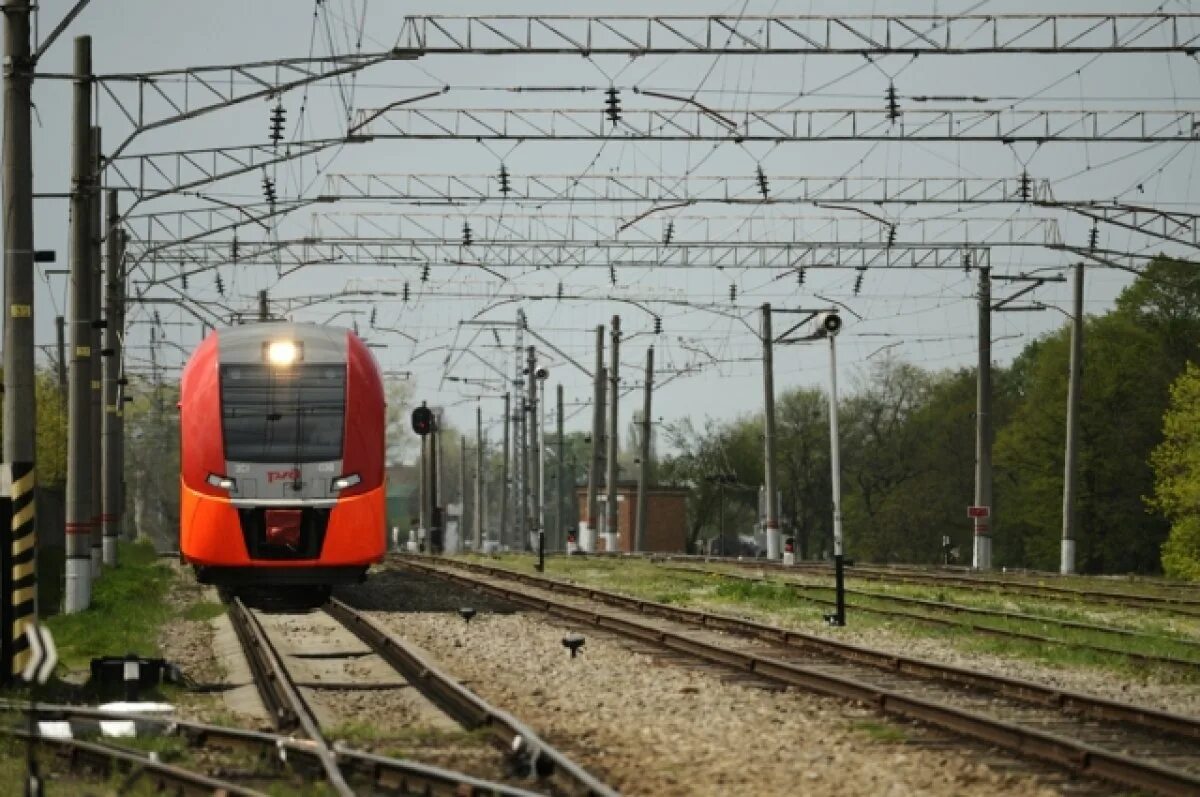 Поезд тула туапсе. Ласточка майкоп. ласточка майкоп адлер. электричка ласточка майкоп. ласточка поезд.