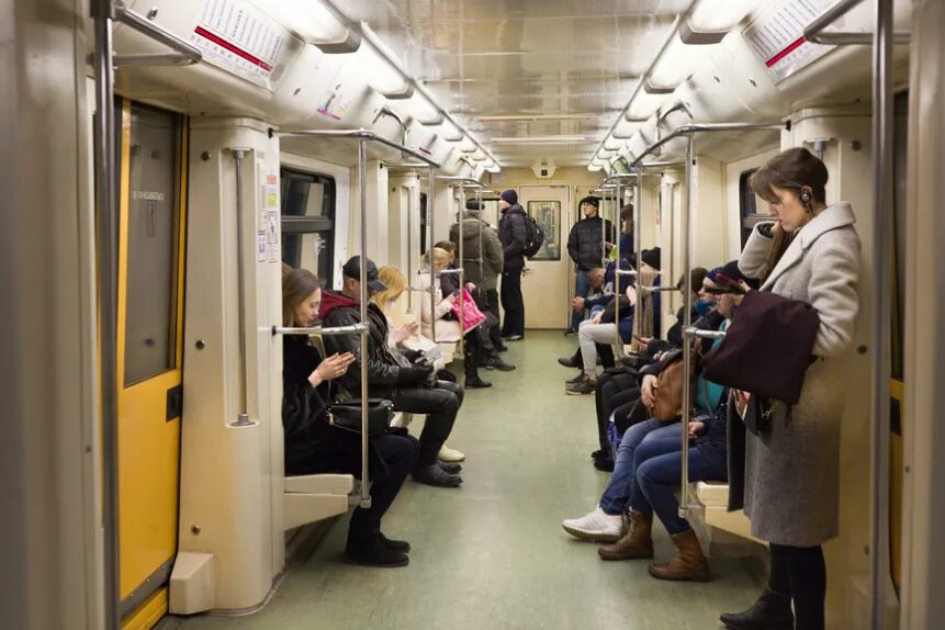 В какие вагоны садиться в метро. Люди в вагоне метро. Люди в вагоне метро Москва. Метро внутри с людьми. Вагон метро внутри.