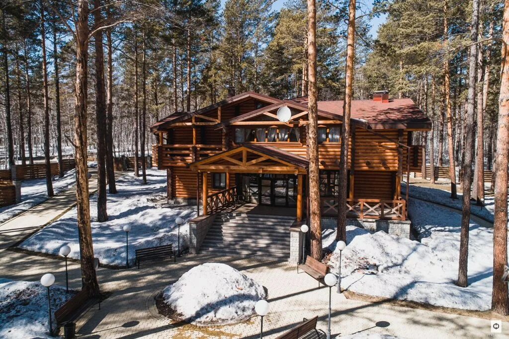 Иркутск загородная. Зеленый мыс Байкальский тракт. Турбаза Хрустальный колодец Байкальский тракт. Коттедж Сосновый Иркутск. Загородный дом на Байкальском тракте.