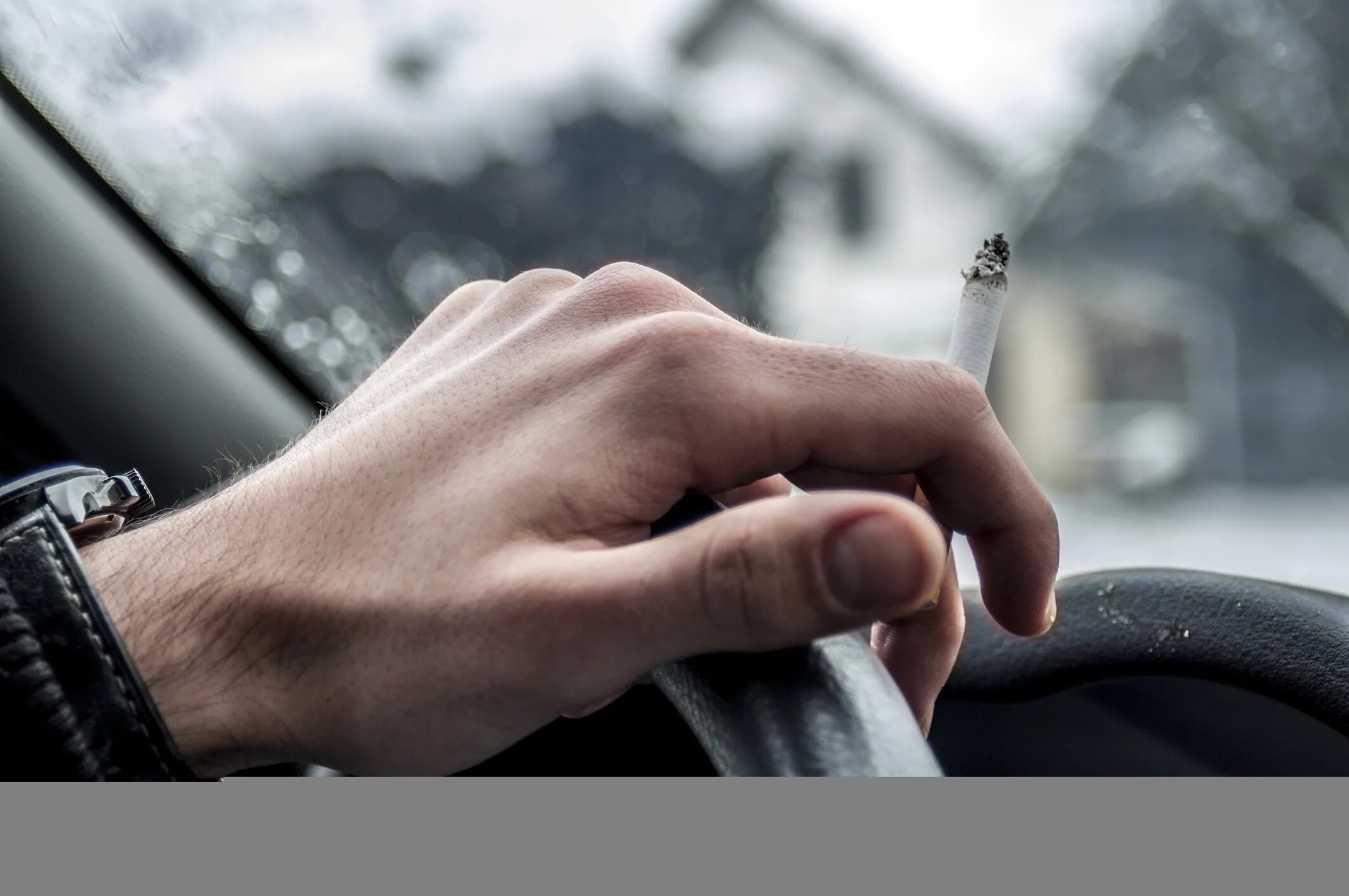Таксист курит. Smoking drive. Smoking drive. Гуф курит за рулем. Мужик с сигаретой за рулем.