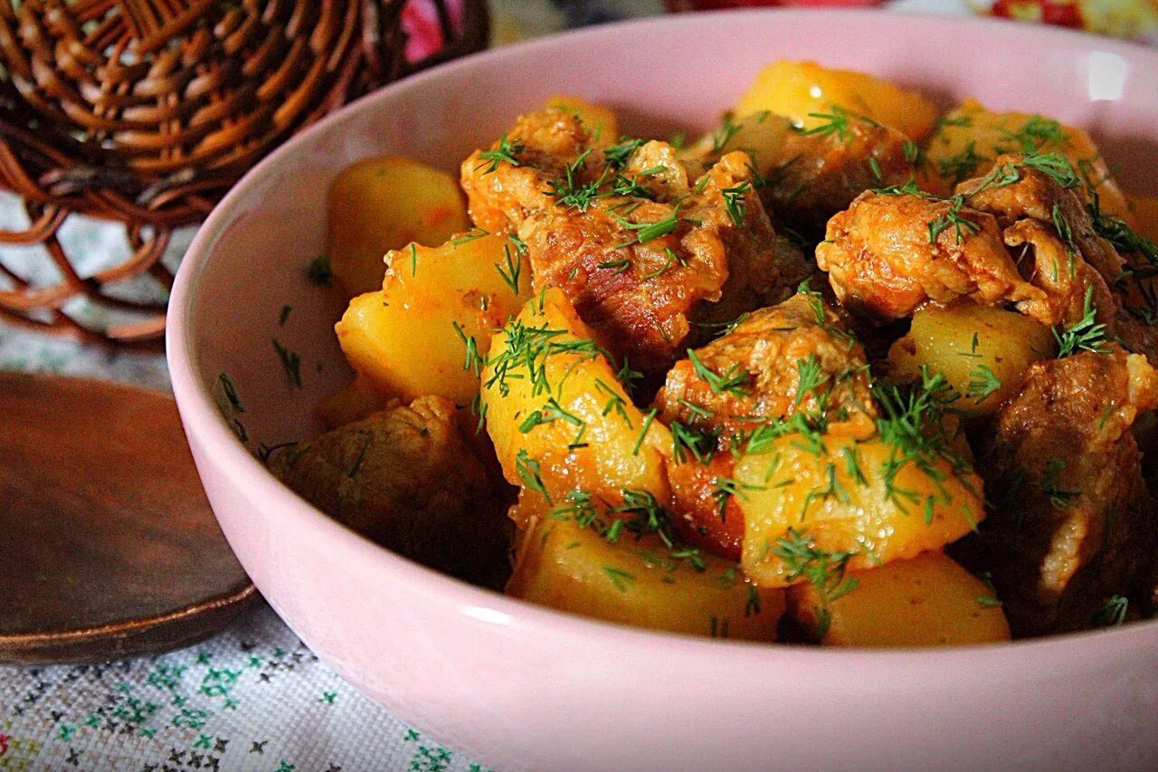 Свинина с картошкой в мультиварке. Жаркое в мультиварке. Жаркое по домашнему из говядины. Жаркое из говядины с картошкой в мультиварке. Жаркое из свинины в мультиварке поларис.