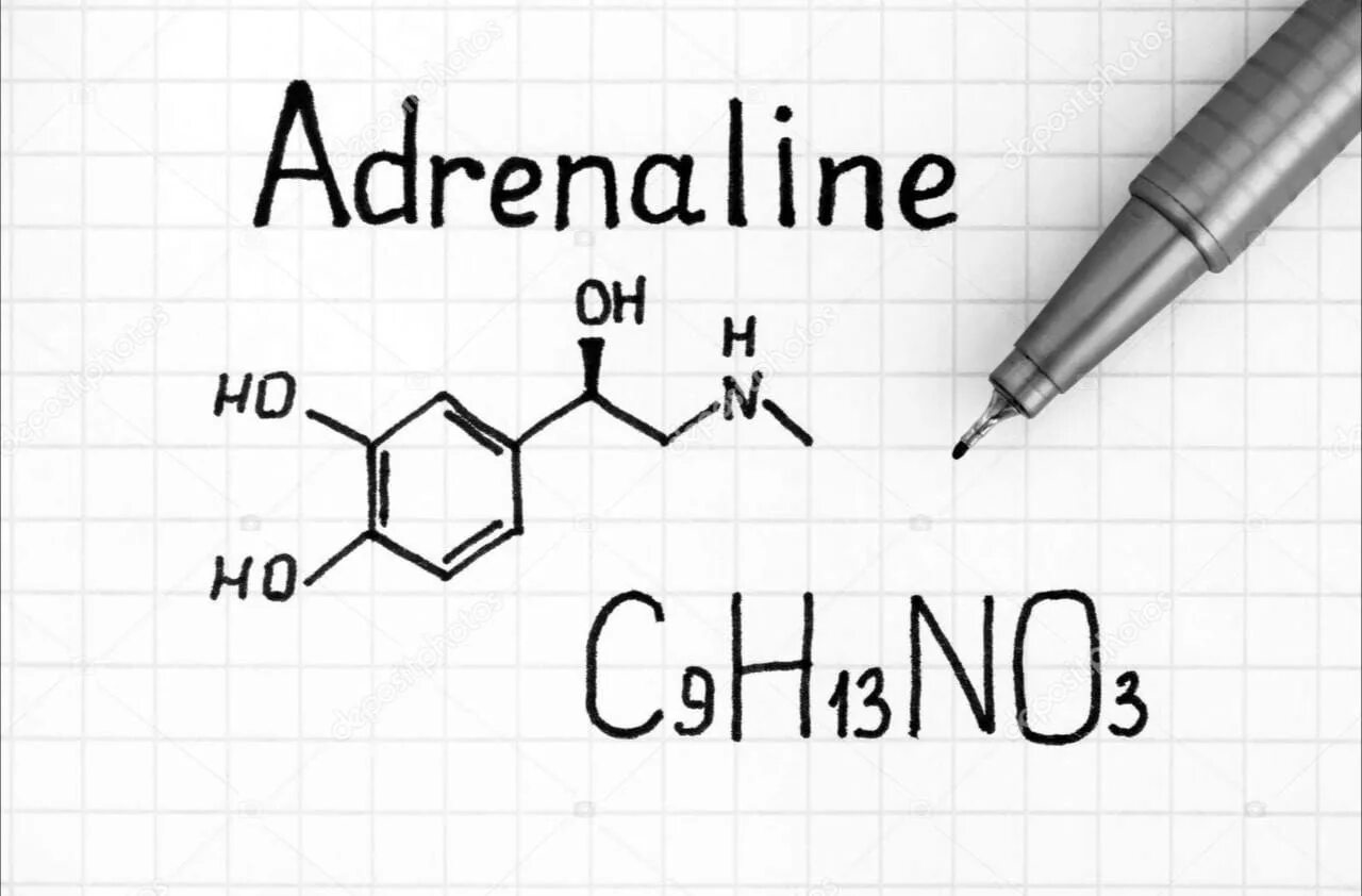 Рисунок адреналина. Адреналин формула химическая. Формула адреналина химия. Химическая формула адреналина рисунок. Адреналин гормон формула.