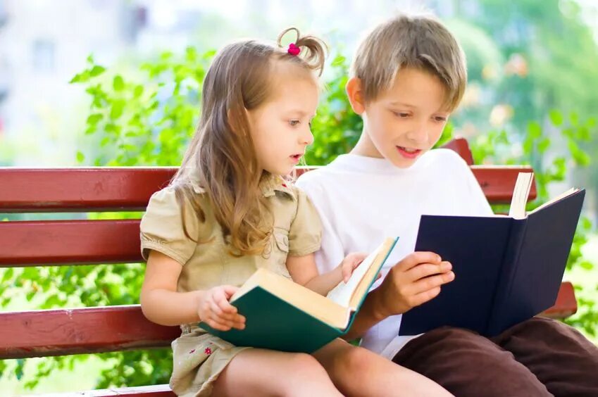Дети с книгой летом. Мальчик и девочка читают книгу. Чтение для детей. Книга для мальчиков.
