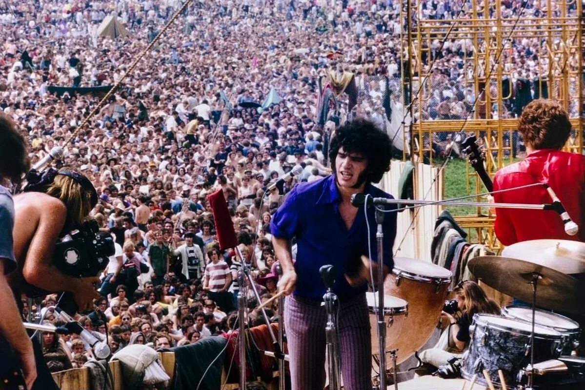 Caravan "waterloo lily". John fogerty 1969. Вудсток 1969 музыканты. John fogerty ccr. Музыка 1969.