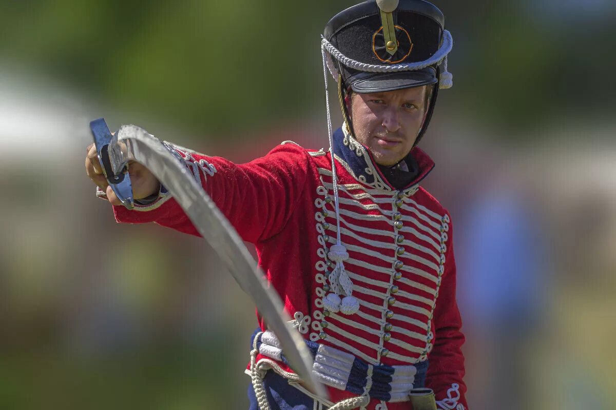 Сабля гусара. Эскадрон гусар. Гусар фото. Сверчков лейб гусар на коне. Поручик гусар.
