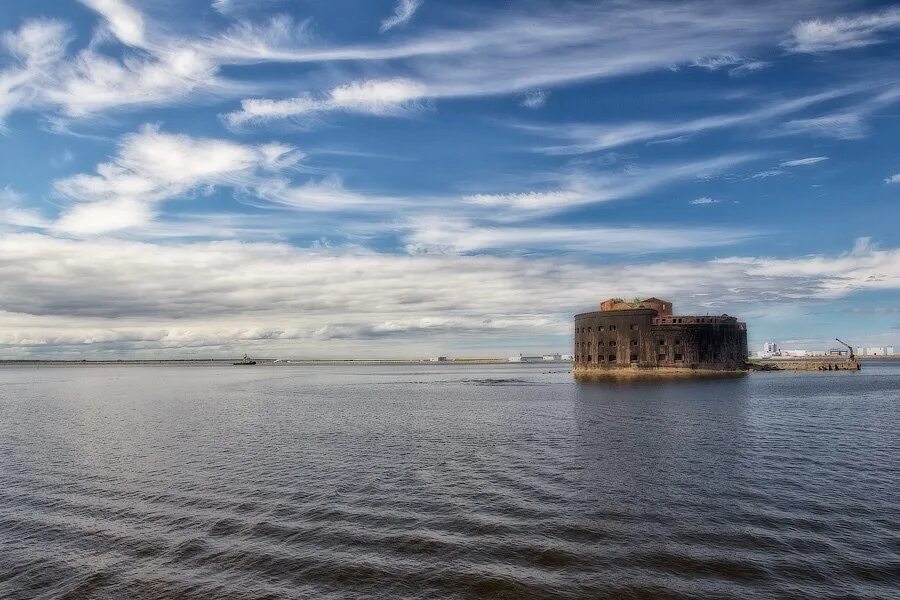 Дамба кронштадт. Кронштадт набережная. Кронштадтская вода. Морская крепость кронштадт. Кронштадтская вода.