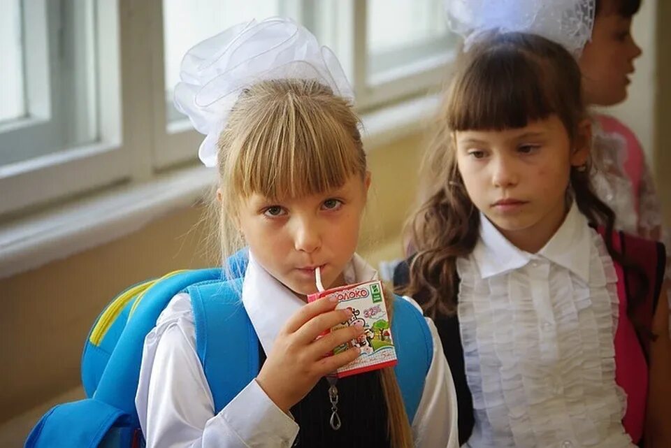 В школах детям раздают. Молоко в школе. Молоко для школьников в школе. Молоко для школьников младших классов. Молоко которое выдают в школе.