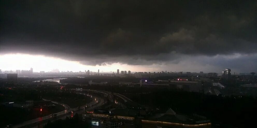 молния в городе. ураган ночью. смерч с грозой. молния на небе. молния гром гроза в москве торнадо.