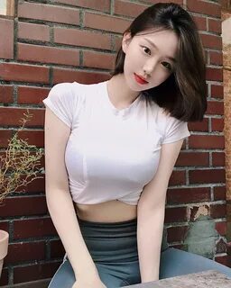 JRs.这 个 妹 子 扎 头 发 好 看 还 是 不 扎 好 看. 