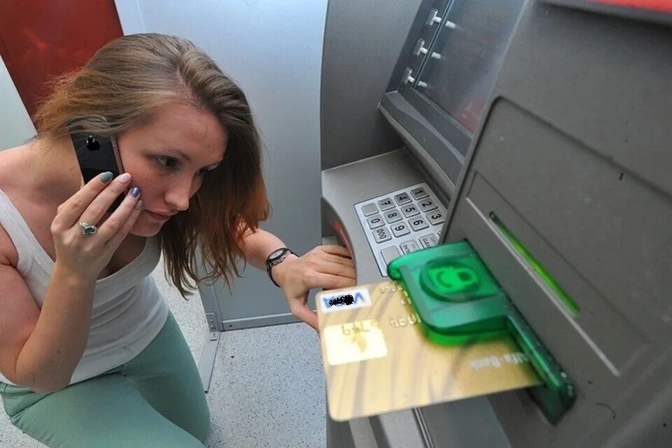Деньги без мошенников. Мошенники Банкомат. Женщина у банкомата. Мошенничество с банкоматами. Обман в банкомате.