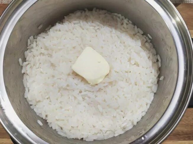 Рецепт риса на сливочном масле. Рассыпчатый рис в кастрюле. Как варить рис. Рис на гарнир рассыпчатый в кастрюле. Рис на сковороде рассыпчатый.