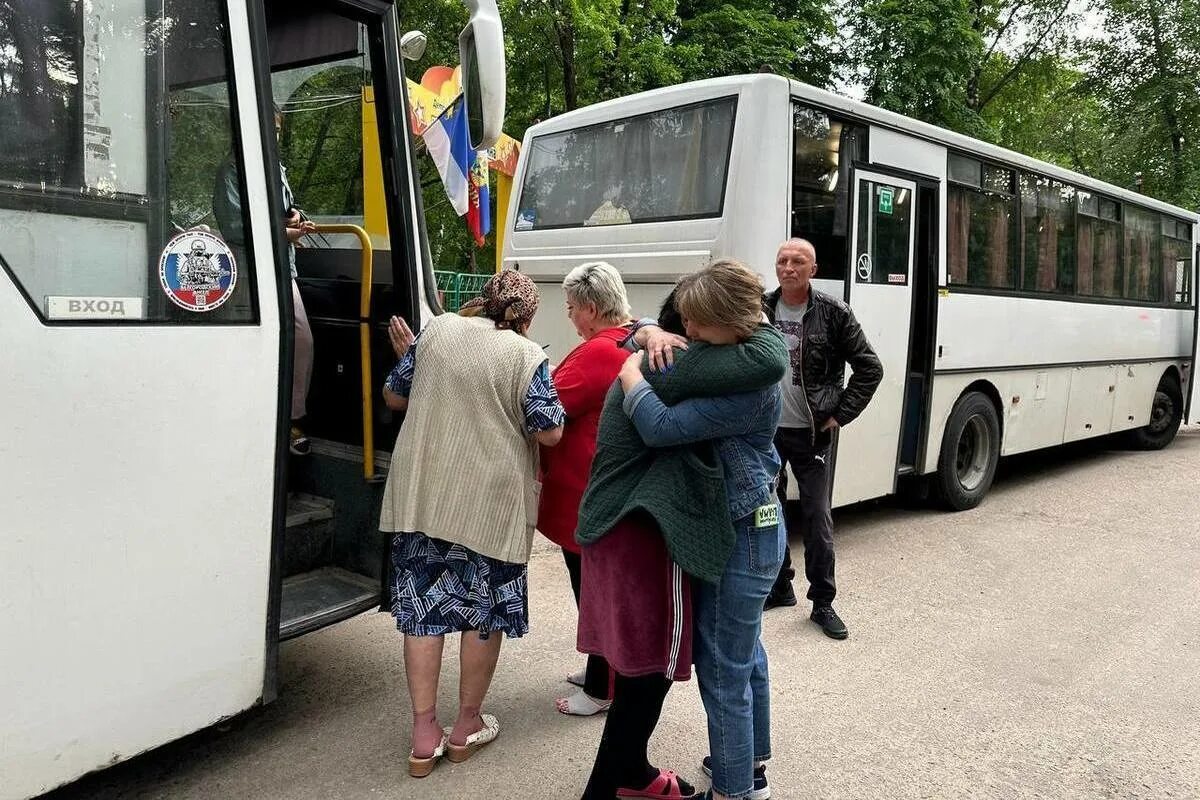 Белгород вывозят детей. Автобус фото. Фотосессия в автобусе. Автобус для детей. Дети садятся в автобус.