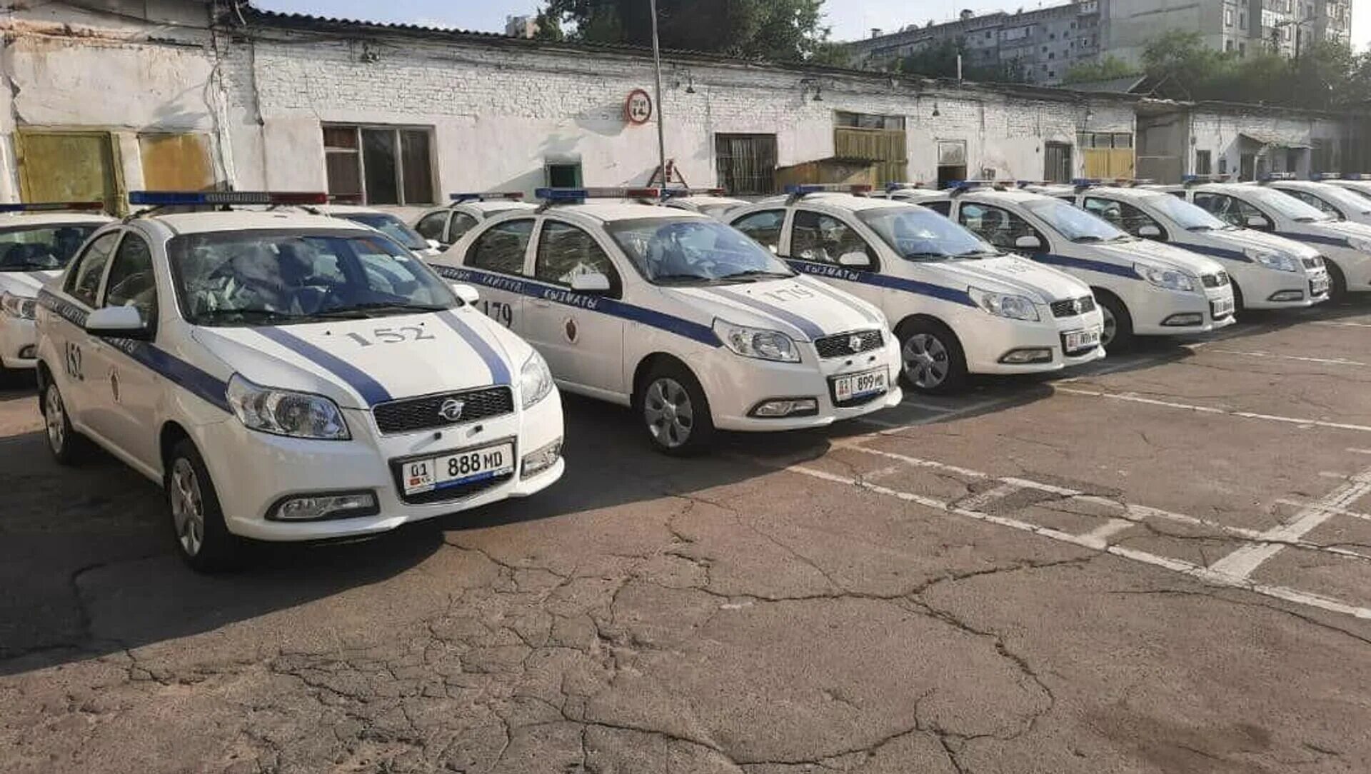 Полицейские машины кыргызстана. Chrysler c300 бишкек 01kg082ach. Киргизский авторынок. Лексус 570 кыргызстан. Авторынок армении.