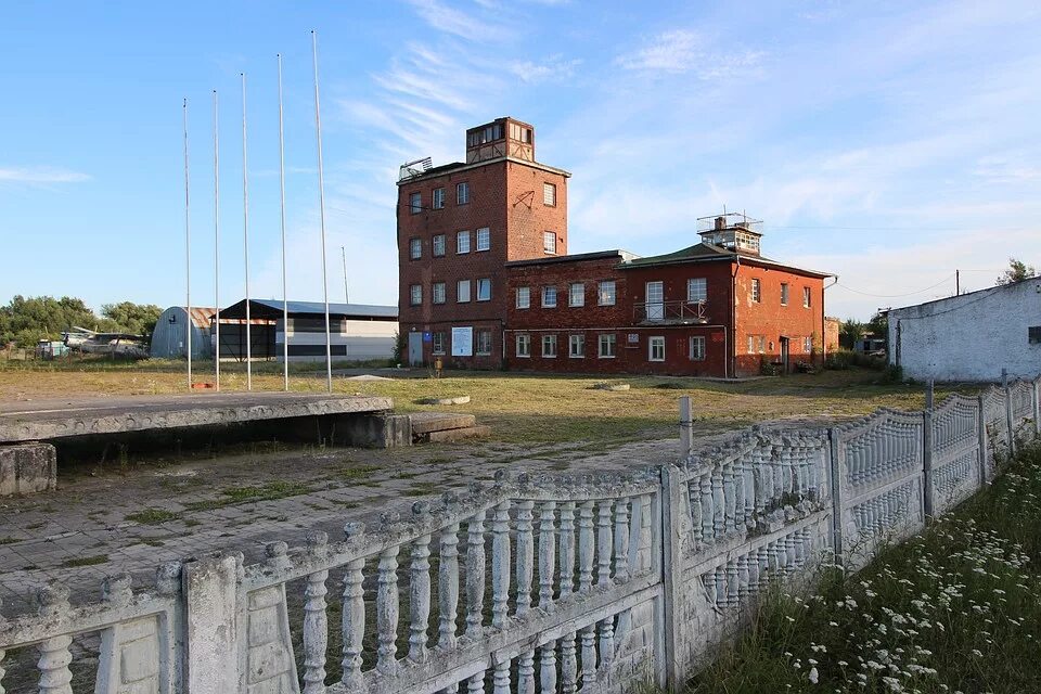 Аэродром девау. Аэропорт девау кенигсберг. Аэропорт девау калининград. Здание аэродрома девау. Кёнигсбергский аэропорт девау.