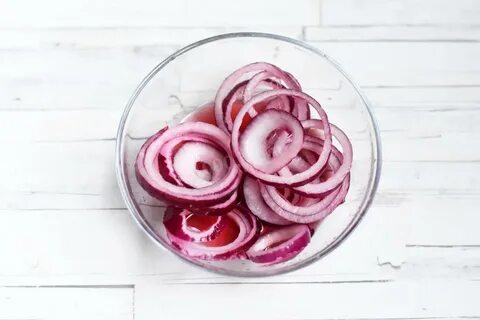 Быстро замариновать красный лук