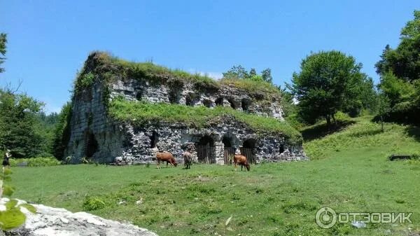 Храм амбара абхазия. Амбара Мюссера. Храм амбара Мюссера Абхазия. Церковь амбара Гудаутский район.