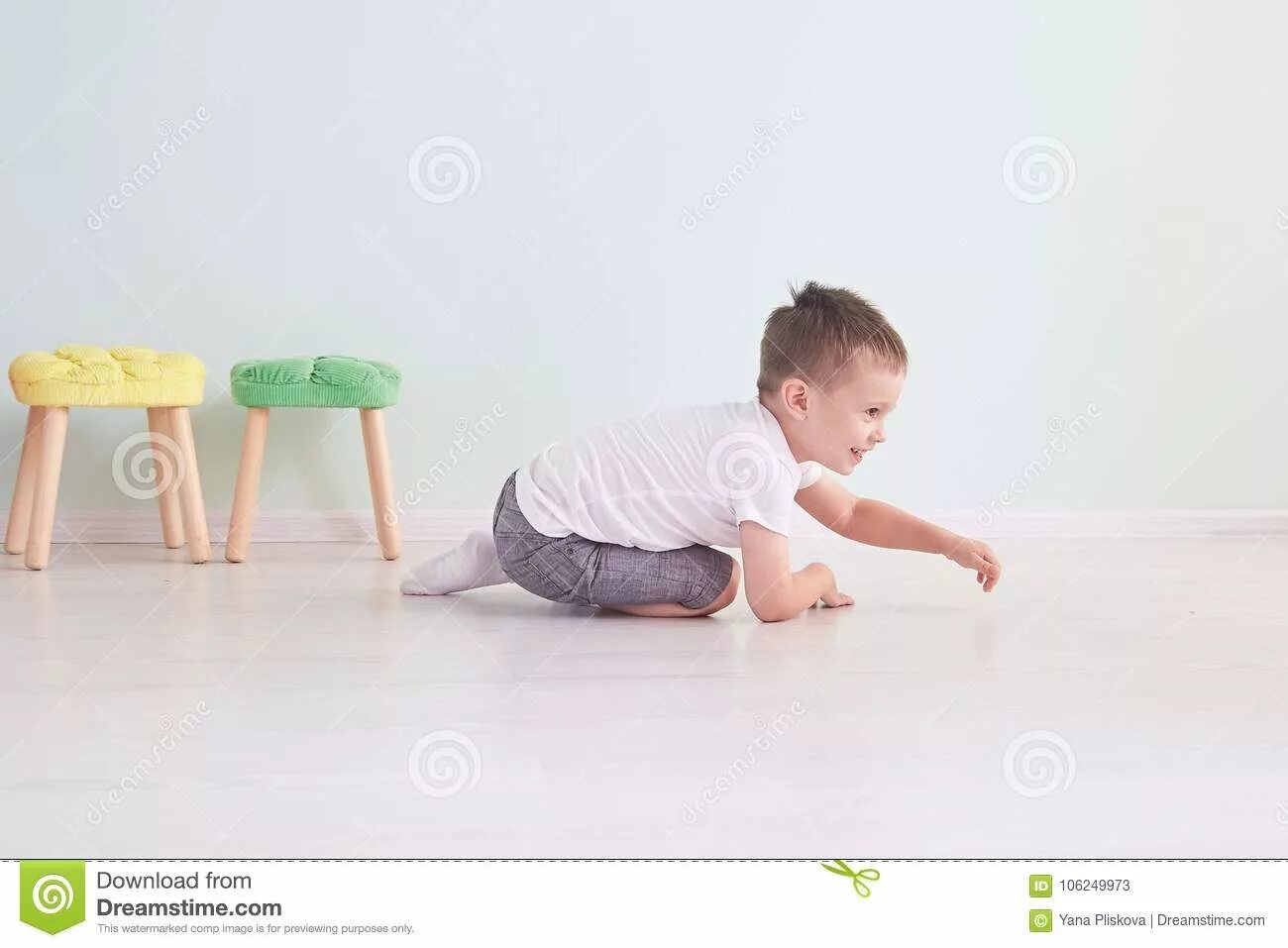 Мальчик играет на полу. Пол мальчика. Мальчик сидит на полу. Мальчик на полу фотосток.