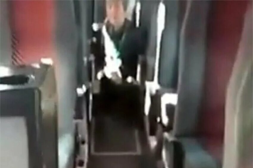 девочка справляет нужду в кустах. китаец какаю вин данконю. короткое замыкание лифт. девушка покакала в лифте. девушки справляют нужду.