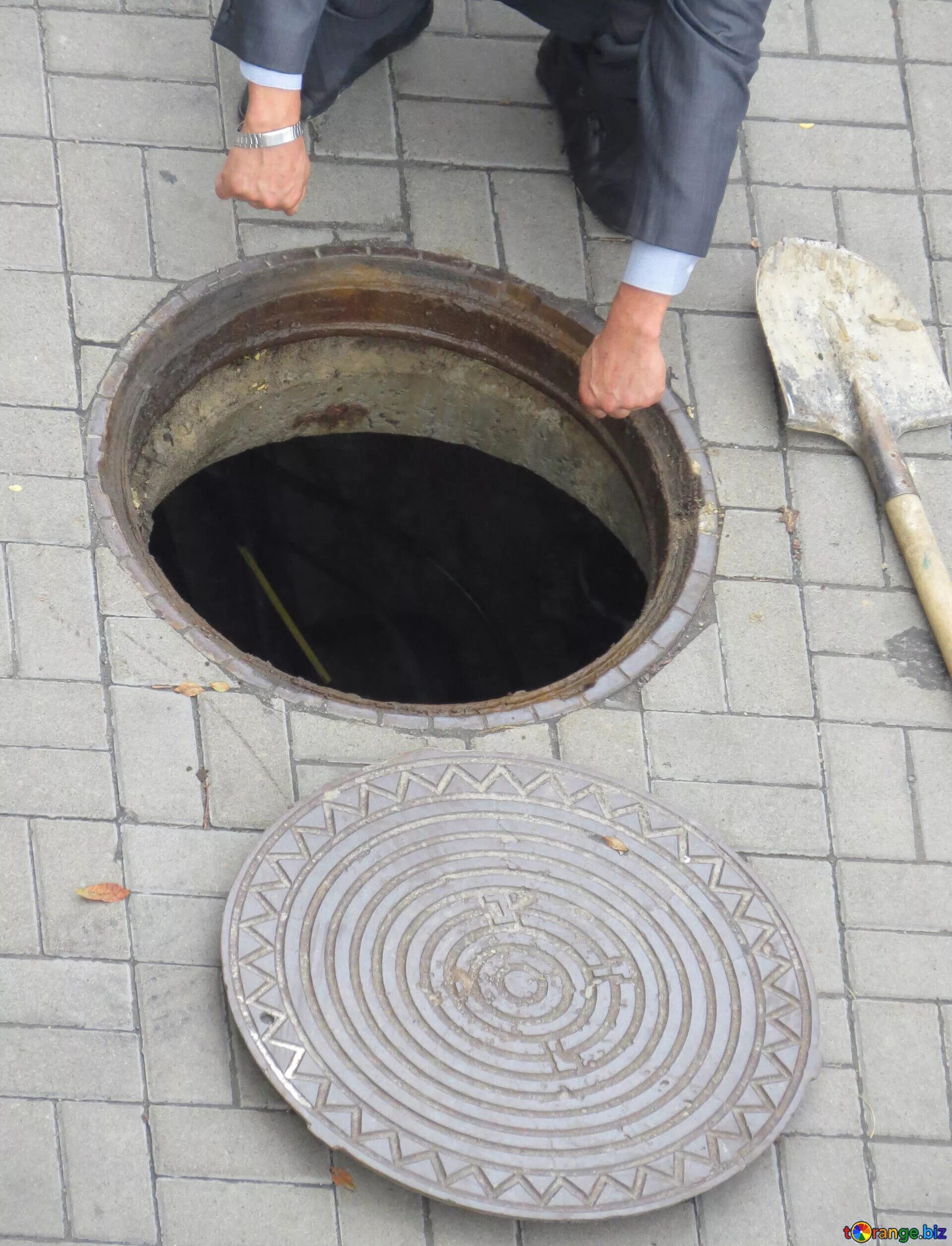 Люк чугунный диггер 60х60. Басевич люк канализационный. Как выглядит люк. Канализационный люк. Красивые канализационные люки.