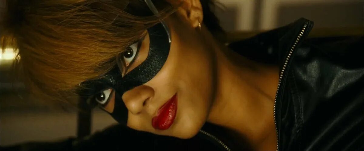 Женщина кошка песни. Catwoman Холли Берри. Холли Берри женщина кошка. Catwoman 2004 Halle Berry. Холли Берри 2004.