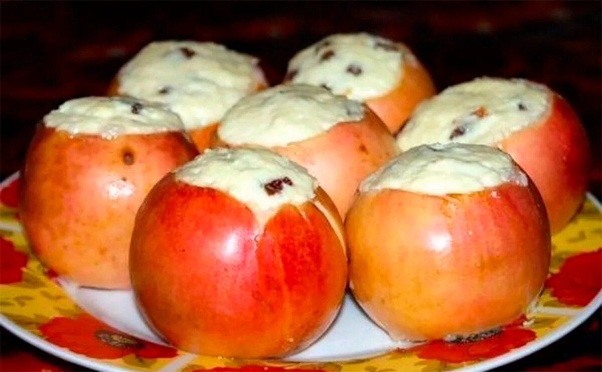 Яблоки с творогом запеченные в духовке. Яблоки запеченные с творогом. Печеные яблоки с творогом. Творог с яблоком.