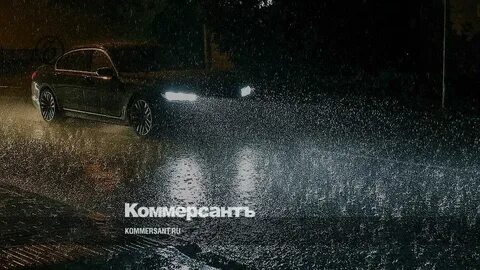Машина стоит под дождем