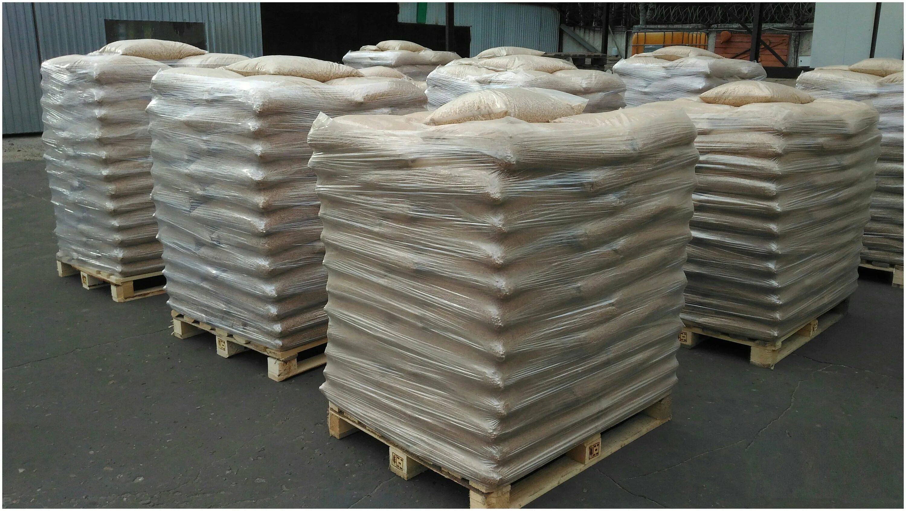 пеллеты 20 тонн. биг бэг 1тн. пеллеты на поддоне. концентрат минеральный галит соль тех в мкр по 1 тн. песок в мкр.