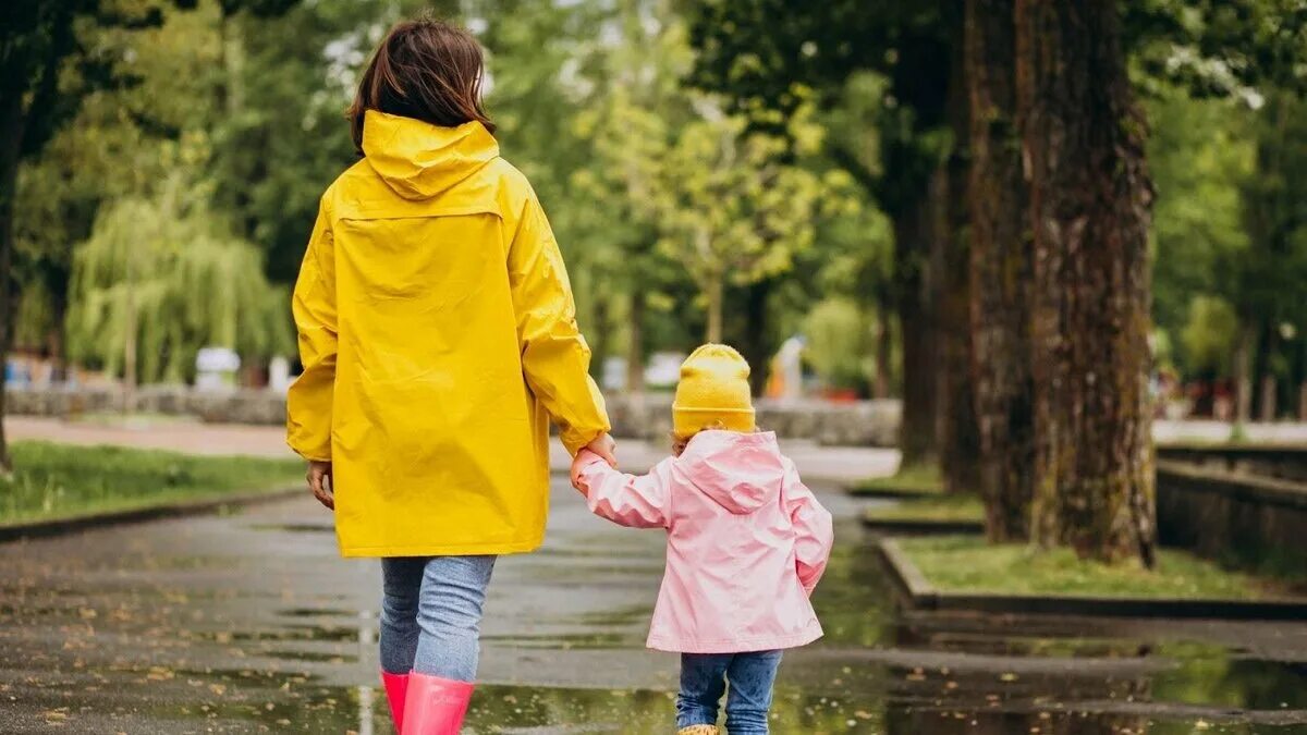 Можно ли гулять в дождь. Дети на прогулке. Дождевик желтый. Ребенок в дождевике. Девушка в дождевике.