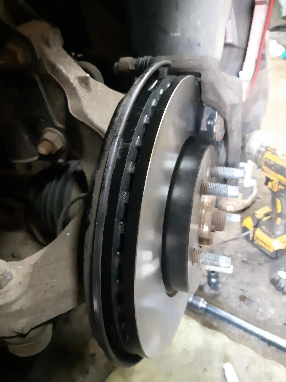 Замена пыльника тормозного диска шевроле круз. 6. Направляющие пластины для тормозных колодок шевроле круз. 6. Замена тормозных дисков шевроле круз.