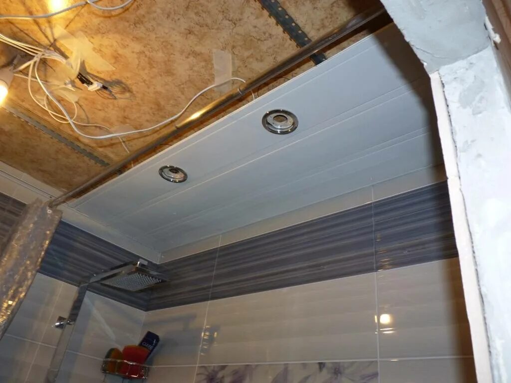 Как сделать ванну панелями своими руками. Каркасный потолок в ванной. Каркасный потолок в ванную комнату. Уголок для потолка в ванной. Монтаж пластиковых панелей в ванной.