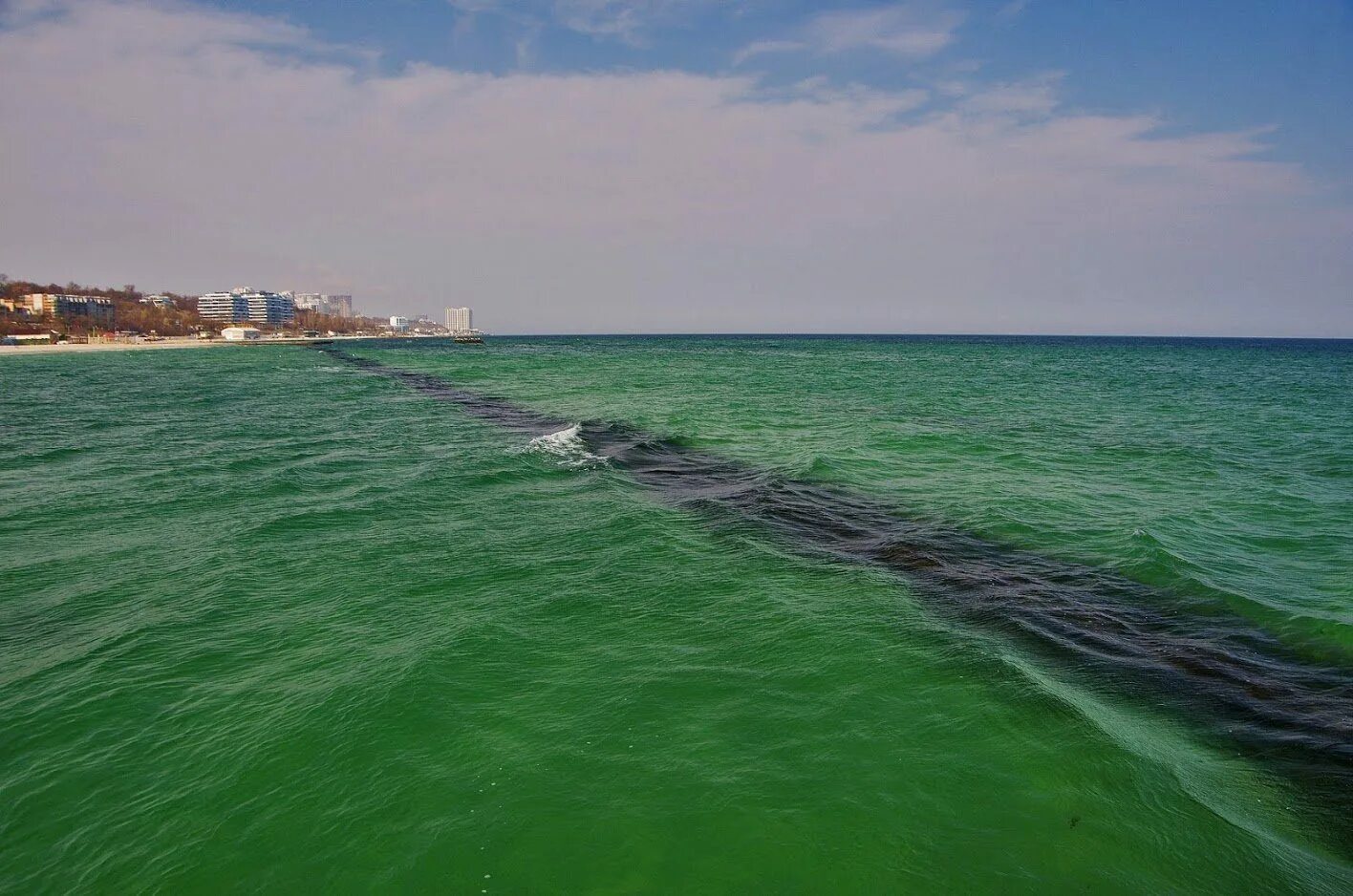 Одесское море. Черное море Одесса. Берег черного моря Одесса. Волнорез в черном море в Одессе. Черное море Одесский горсовет.