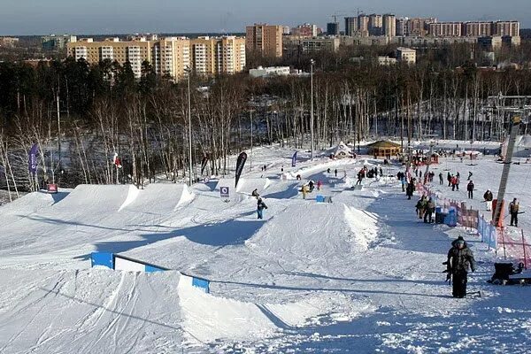 Горнолыжный спуск лисья гора балашиха. Лисья гора горнолыжный комплекс балашиха. Горнолыжка в балашихе на лисьей горе. Лисья гора горнолыжный балашиха. Склон в балашихе лисья гора.