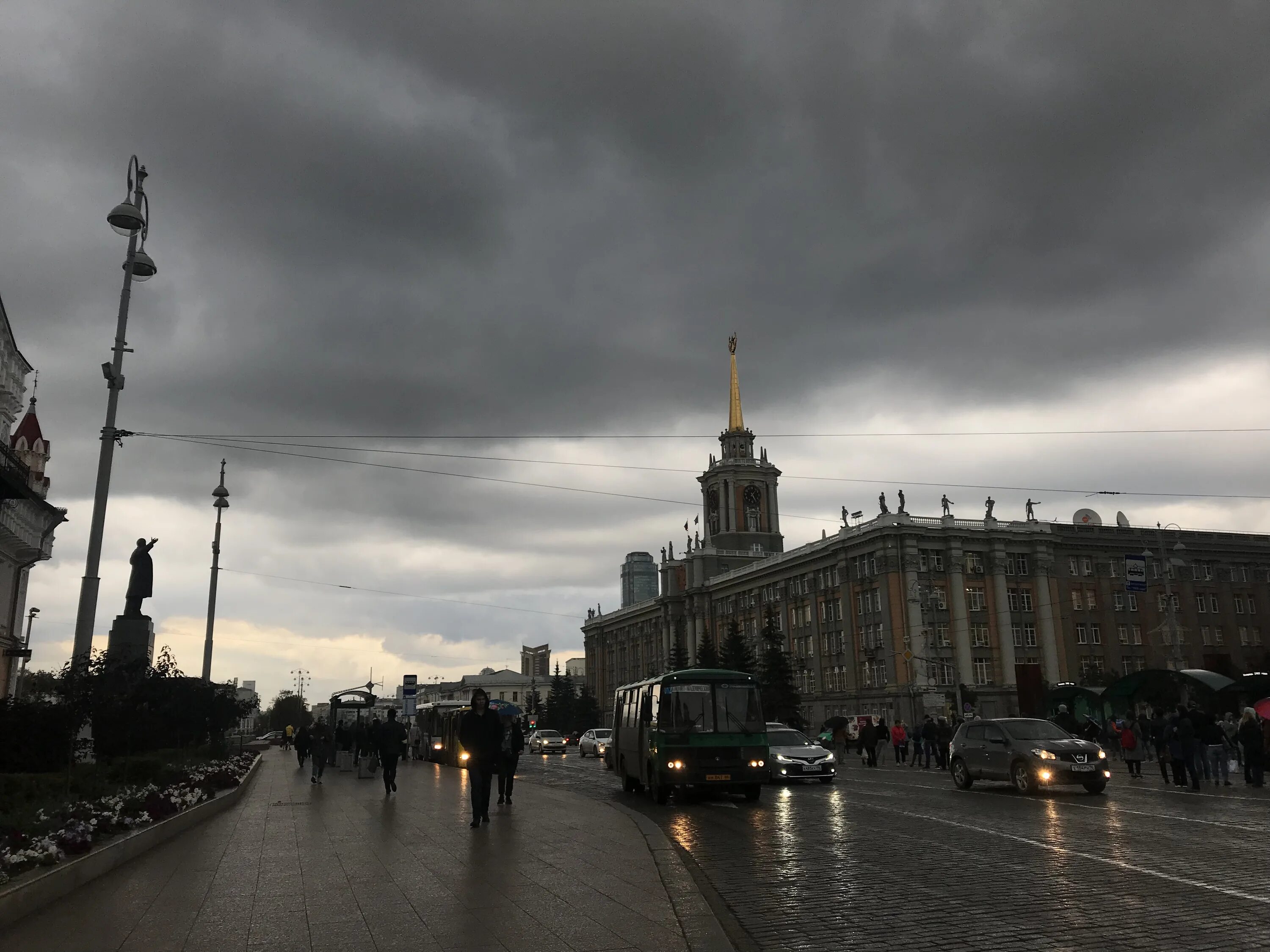 Город пасмурно. Москва пасмурно. Пасмурный день в Москве. Екатеринбург пасмурно. Ветер г москва