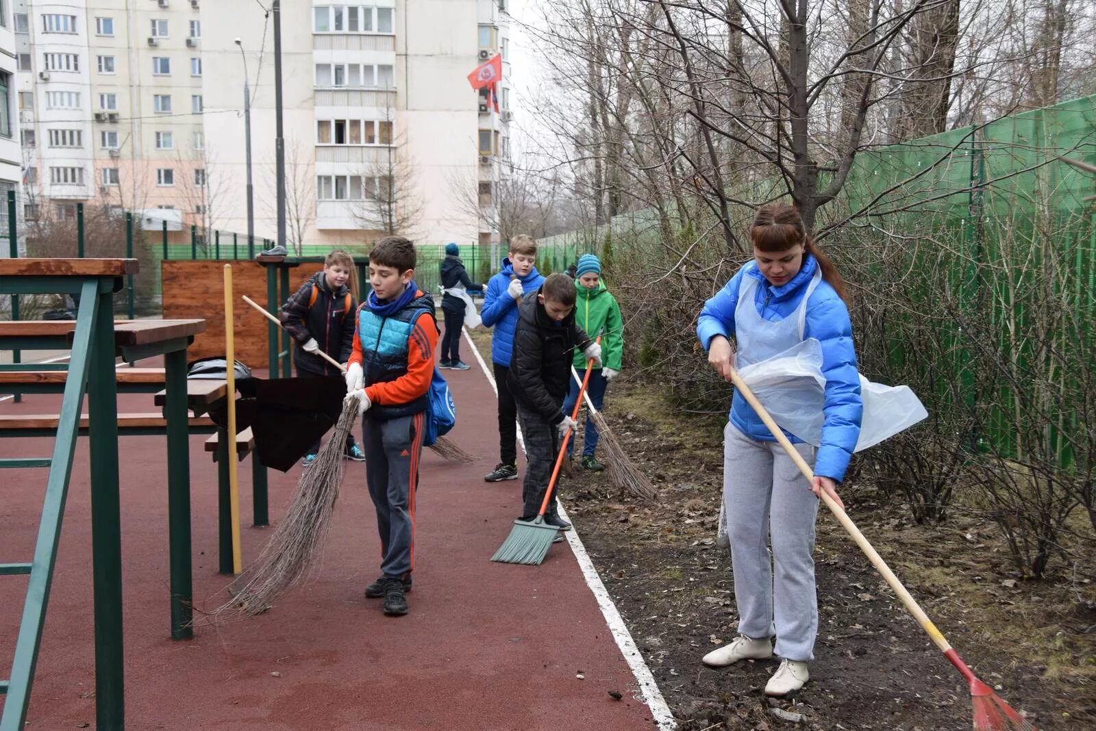 Как проходит субботник в школе