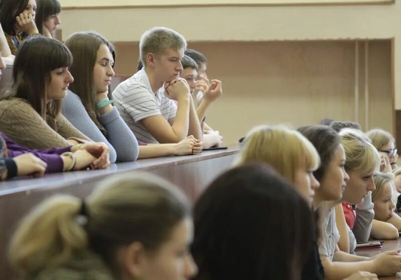 Студенты на лекции. Несовершеннолетний студент. Лекции в медицинской Академии Иваново. Картинка федеральный подростковый центр.