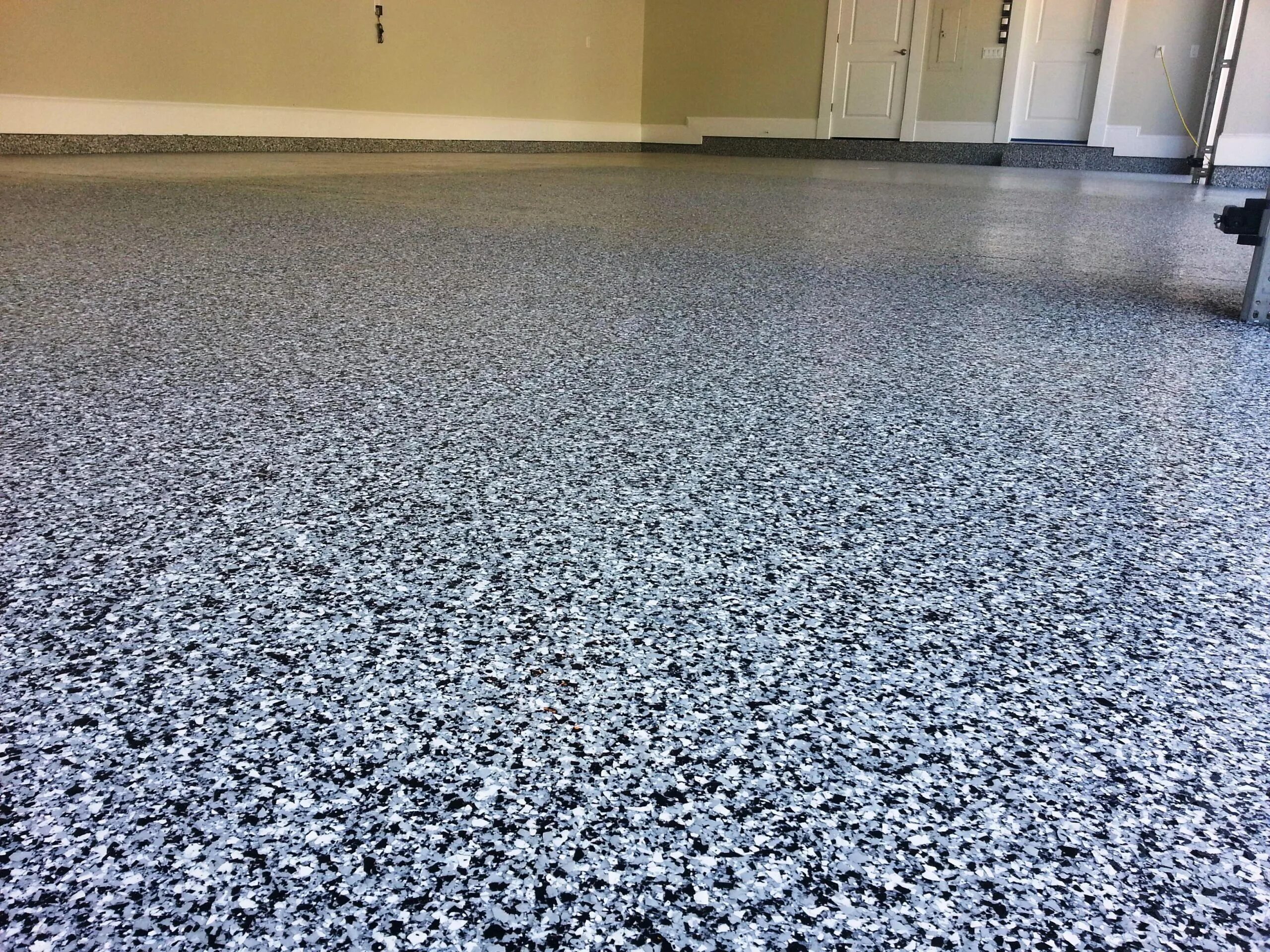 Бетонные полы москва. Крашенный бетонный пол. Покрасить бетонный пол. Окрашенный бетон. Покрашенный бетонный пол в интерьере.