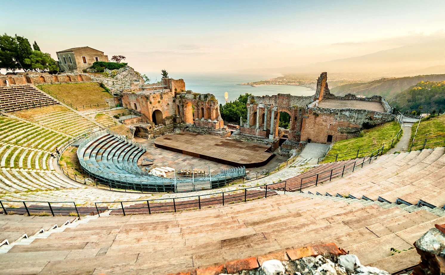 Амфитеатр Таормина. Театр в Тавромении Таормина. Сицилия амфитеатр. Античный театр древней Греции.