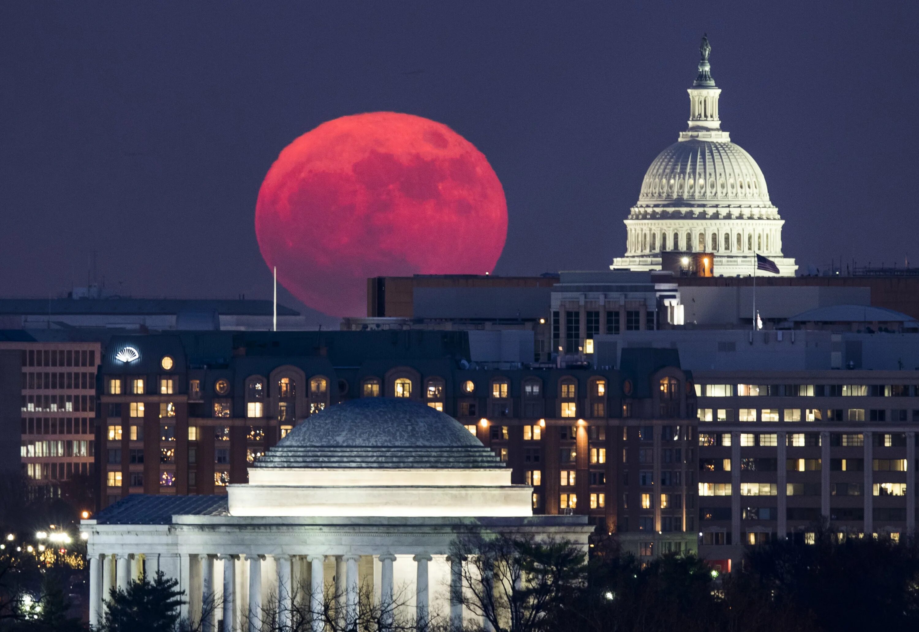 Луна лет сша. Суперлуние в Питере. Ночной Вашингтон 1999. Суперлуние в Америке. Огромная Луна.