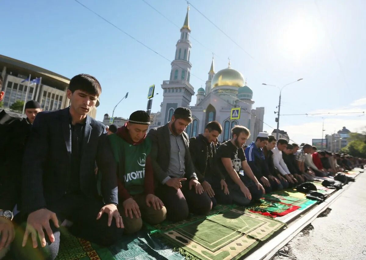 Ураза байрам в Москве. Русские мусульмане. Мусульмане в Москве. С праздником Ураза байрам.
