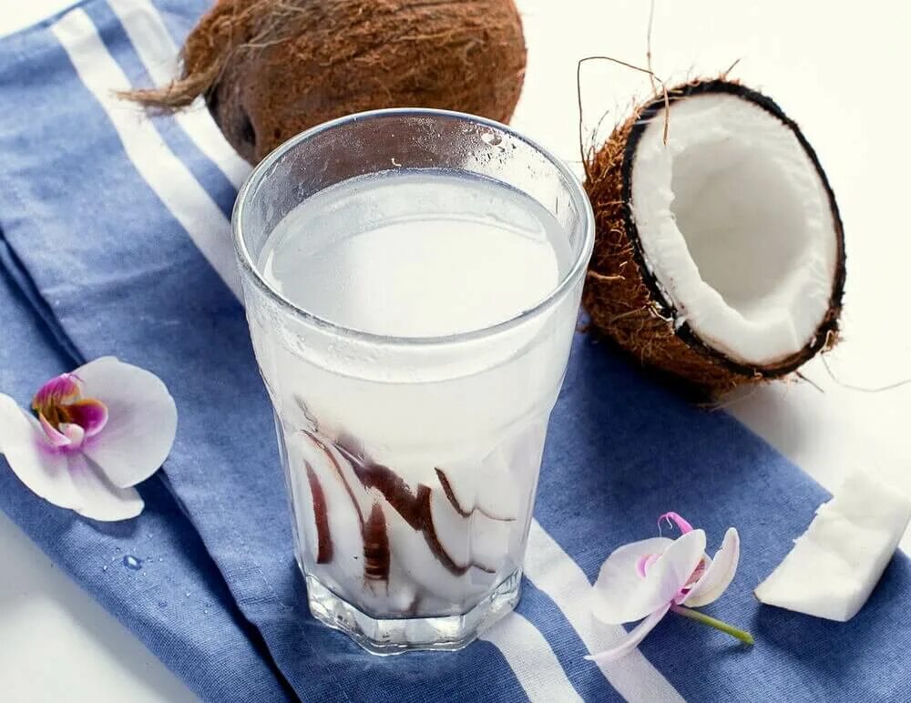 Планто кокосовое молоко. Кокосовый сок. Молочный коктейль с кокосом. Коктейль в кокосе. Кокосовое молоко в кокосе.