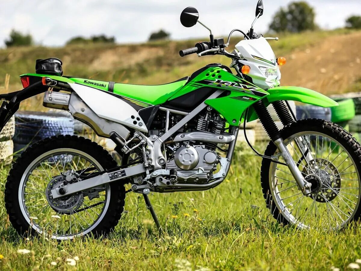 150 l купить. Кавасаки KLX 150. Кавасаки эндуро 150. Kawasaki 150 Enduro. Kawasaki klx150l.