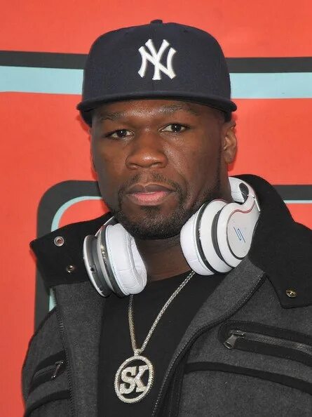 Негр в наушниках. 50 Cent в кепке NY. Рэпер 50 Cent. 50 Cent в кепке. 50 Cent с кепкой назад.