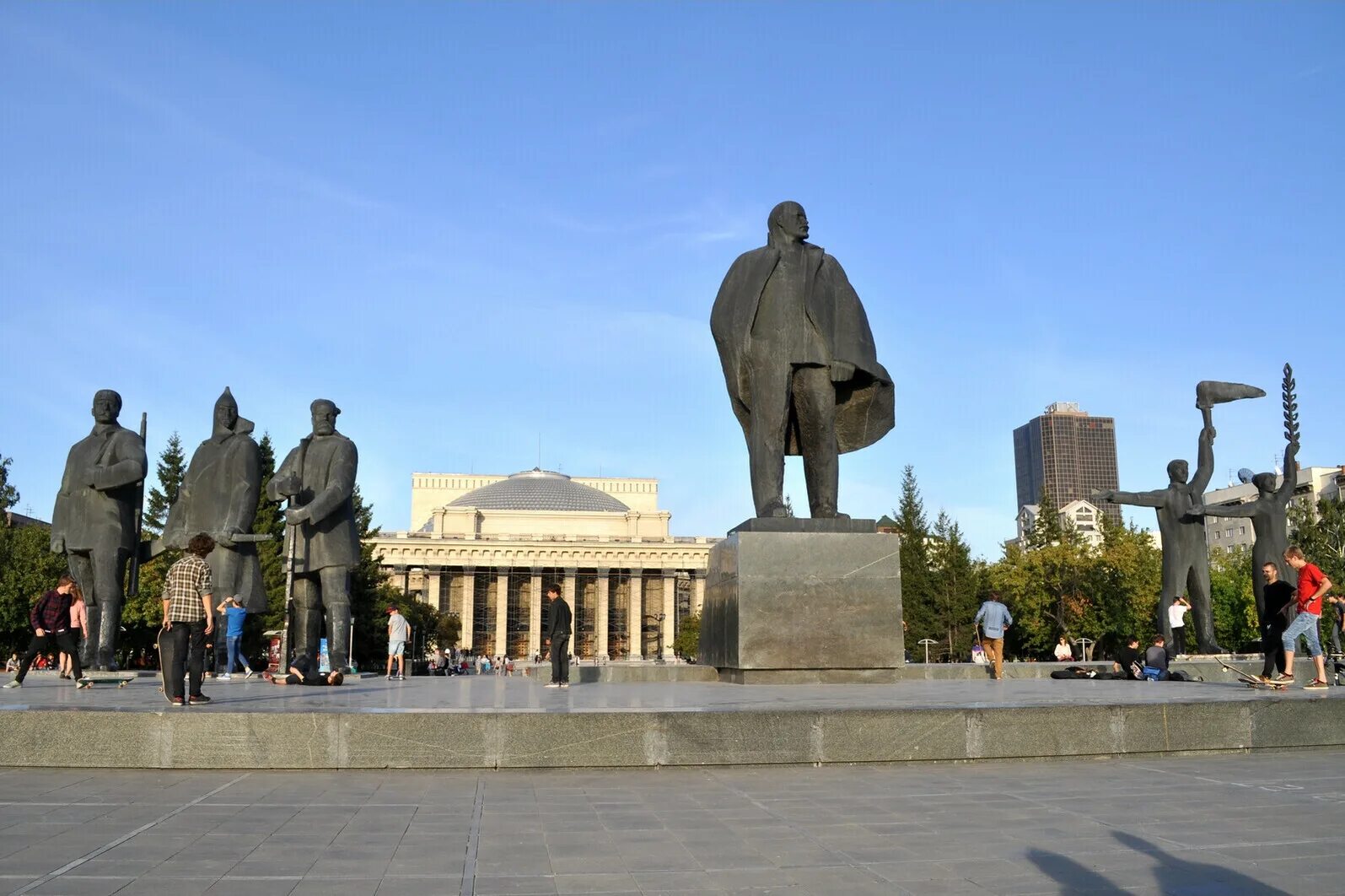 Памятники культуры в новосибирске. Площадь ленина новосибирск. памятник ленину в новосибирске. новосибирск центральная площадь ленина. площадь ленина новосибирск статуи.
