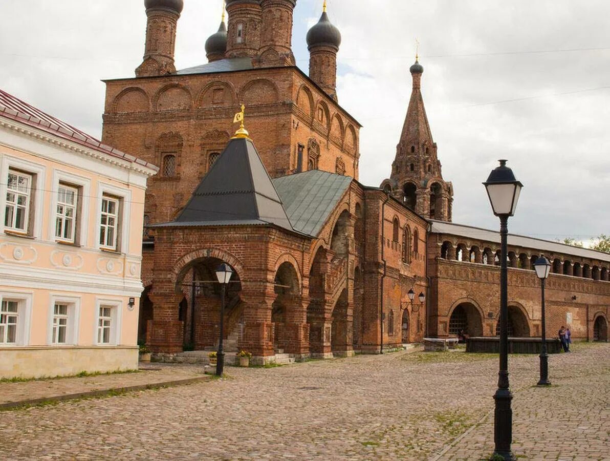 Крутицкая улица 8 крутицкое подворье. Крутицкое подворье в москве. Добираться подворье. Крутицкий монастырь в москве. Москва крутицкое подворье архитектура.
