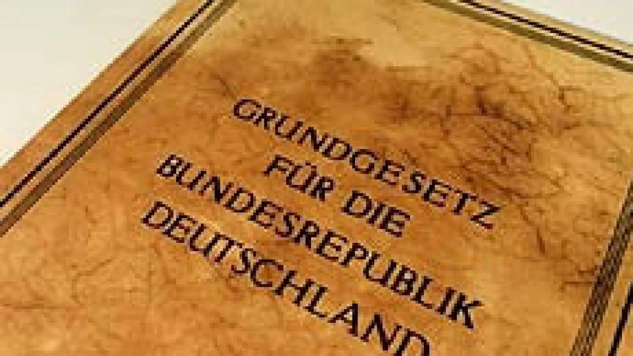 Конституция фрг. Конституция ФРГ 1949 Г. Основной закон Германии 1949. Основной закон ФРГ. Немецкая Конституция.