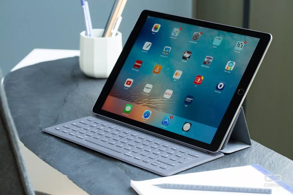 Купить планшет 12. Клавиатура для IPAD Air 2022. Планшет с клавиатурой Эппл. IPAD Pro 2022 с клавиатурой. Планшет Эппл айпад АИР стилус.