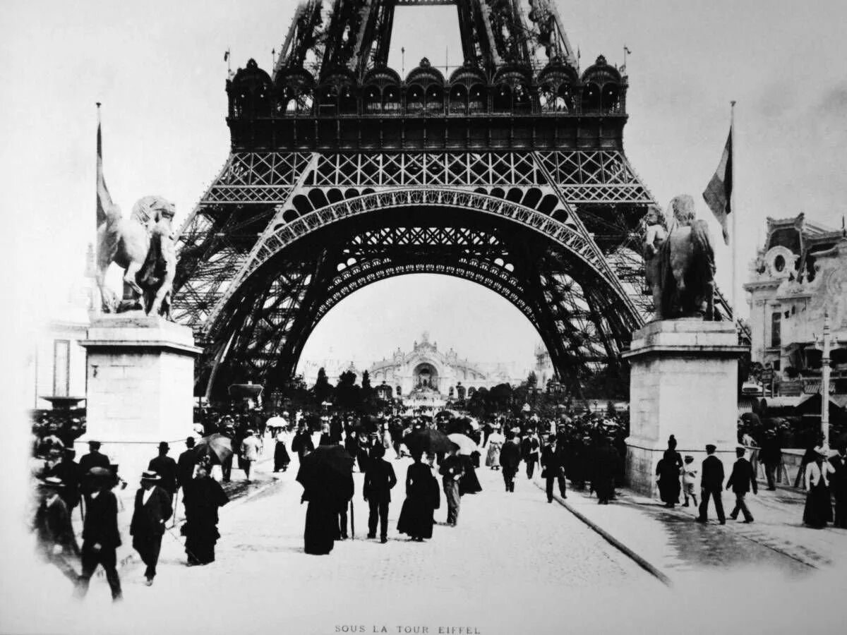 Эйфелева башня 1889. Гюстав эйфель эйфелева башня. париж 1889 эйфелева башня. эйфелева башня открытие 1889. париж 1912.